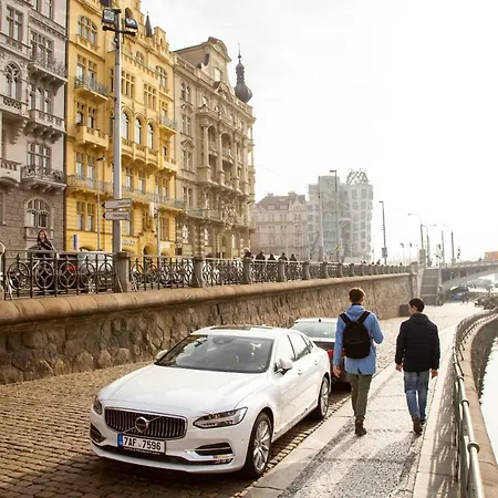 Dancing House Riverside Penthouse #18 公寓